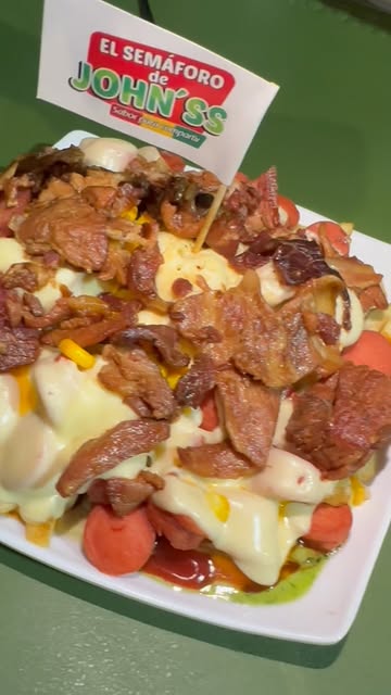 Salchipapa cargada de El Semáforo de John'ss